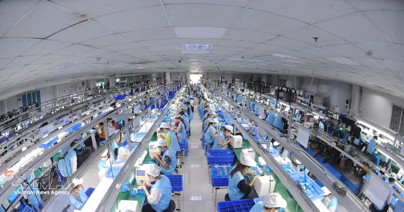 Chaîne de production électronique de l'entreprise Suntech – Zone industrielle de Thanh Van. Photo : VNA.