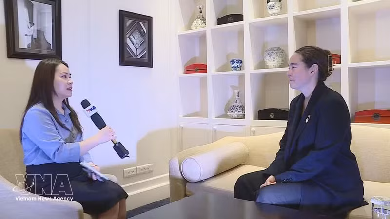 Caroline Vik, directrice des politiques de la DFC, accorde une interview à la VNA. Photo: VNA