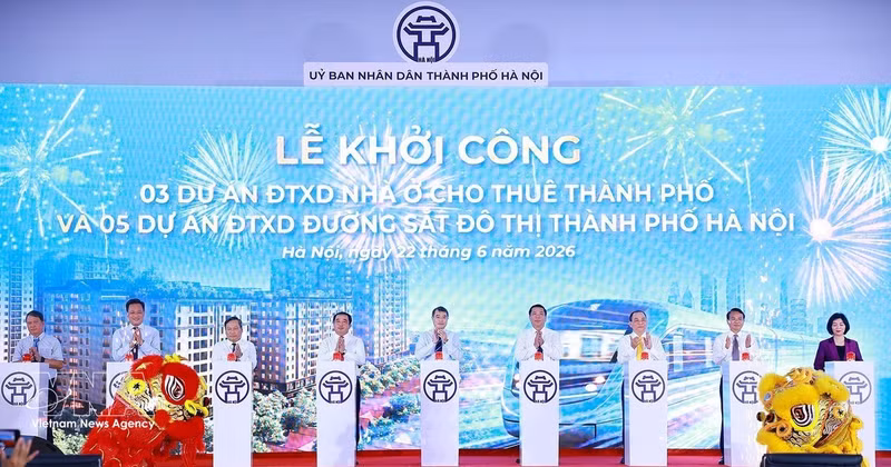 Le Premier ministre Le Minh Hung et plusieurs hauts dirigeants de l’État procèdent au lancement officiel de ces projets. Photo : VNA.