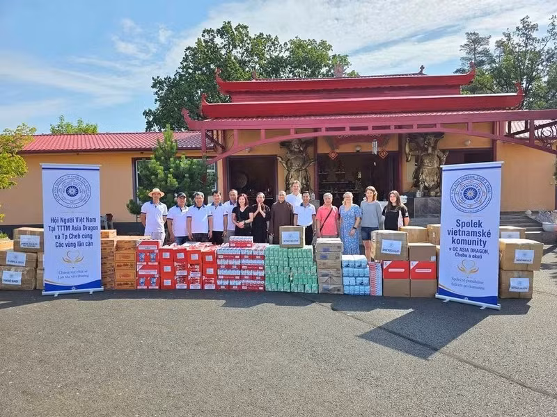Vue d’ensemble de la cérémonie de remise des dons. (Photo : Association des Vietnamiens du Centre commercial Asia Dragon de Cheb et des régions avoisinantes)