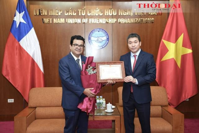 Le président de l’Union des organisations d’amitié du Vietnam, Phan Anh Son (à droite), remet l’Insigne "Pour la paix et l’amitié entre les peuples” à l’ambassadeur du Chili au Vietnam, Sergio Narea Guzmán. Photo : thoidai.com.vn