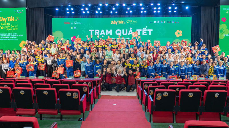 Les représentants du comité d’organisation, des sponsors et les dirigeants ont remis des cadeaux du Têt aux ouvriers participant au programme. Photo : nhandan.vn