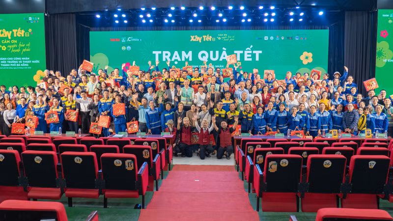 Les représentants du comité d’organisation, des sponsors et les dirigeants ont remis des cadeaux du Têt aux ouvriers participant au programme. Photo : nhandan.vn