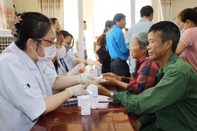 Des personnes en situation difficile bénéficient de consultations médicales gratuites. Photo: VNA