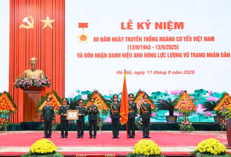 Le général Phan Van Giang remet le titre de Héros des Forces armées populaires au Comité gouvernemental de chiffrement. Photo : Ministère vietnamien de la Défense.