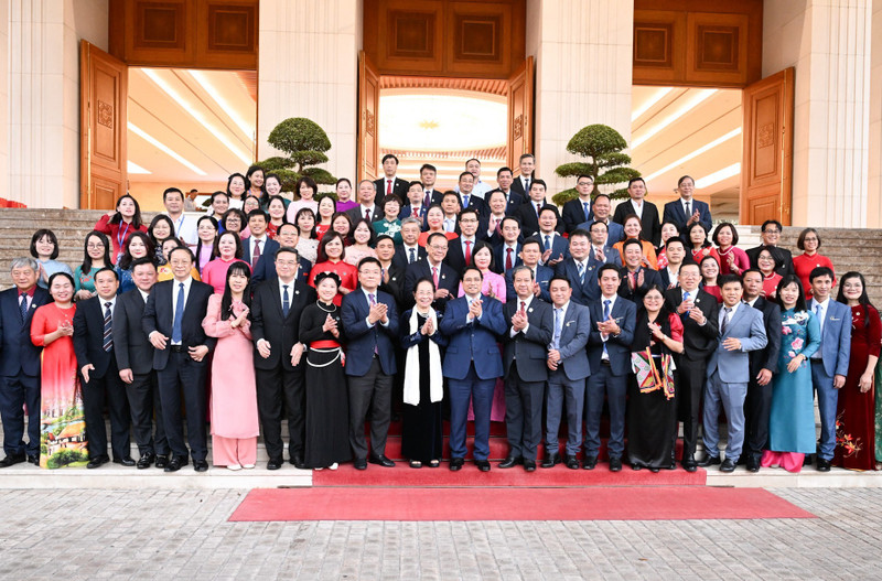 Le Premier ministre Pham Minh Chinh et les représentants d'enseignants exemplaires. Photo: nhandan.vn 