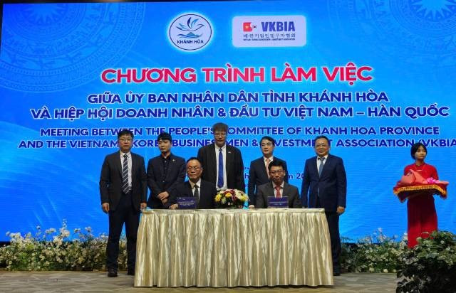 Les dirigeants des provinces de Khanh Hoa et Lam Dong travaillent avec l'Association des Entrepreneurs et Investisseurs Vietnam-R. de Corée. Photo : VKBIA.