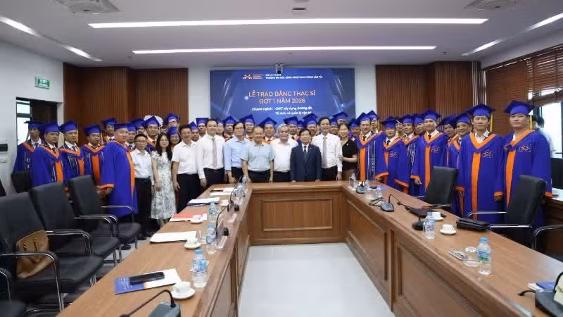 45 nouveaux titulaires d’un master en ingénierie ferroviaire lors de la cérémonie de remise des diplômes à l’Université des technologies des transports et des communications. Photo : nhandan.vn