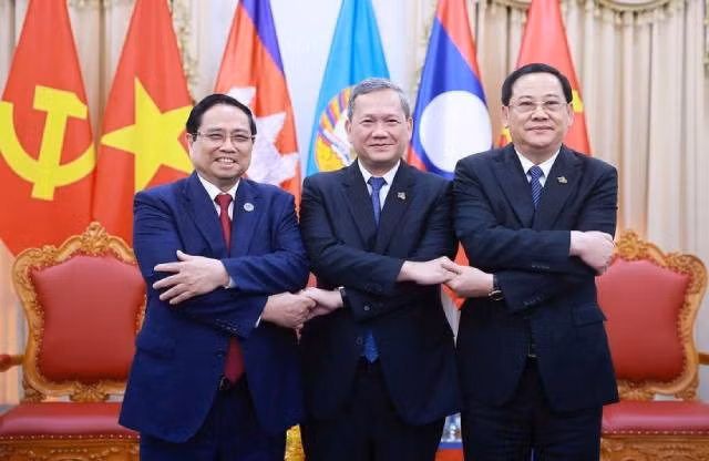 Le Premier ministre vietnamien Pham Minh Chinh (gauche), le Premier ministre cambodgien Hun Manet et le Premier ministre lao Sonexay Siphandone à Phnom Penh. Photo : VNA.