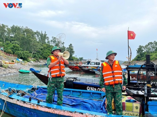 À Da Nang, les gardes-frontières orientent les navires vers des zones d’ancrage sécurisées. Photo : Long Phi/VOV-Centre.
