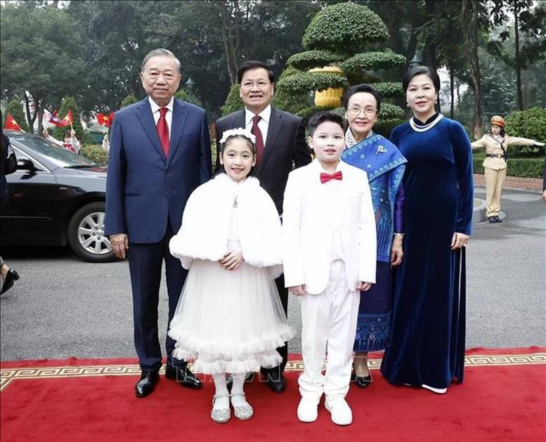 Le secrétaire général To Lam (gauche) et son épouse (premier à droite), ainsi que le secrétaire