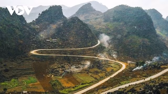 Un voyage au Vietnam ne saurait être complet sans l’expérience des routes de montagne spectaculaires du plateau karstique de Dong Van, dans la province de Tuyen Quang. Photo: VOV