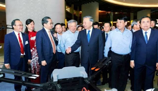 Le secrétaire général To Lam, le Président de la République Luong Cuong, le président de l’Assemblée nationale Tran Thanh Man, ainsi que les dirigeants du Parti et de l’État ont visité l’exposition sur l’économie privée lors de la Conférence nationale sur la mise en œuvre des Résolutions n°66 et n°68 du Bureau politique, le 18 mai 2025. Photo : baoquocte.vn