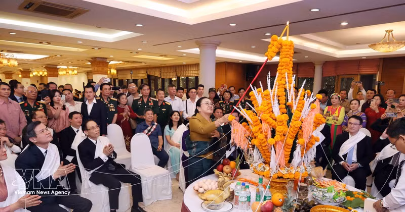 Des délégués participent à la célébration du Nouvel An traditionnel lao Bunpimay au Vietnam. Photo : VNA