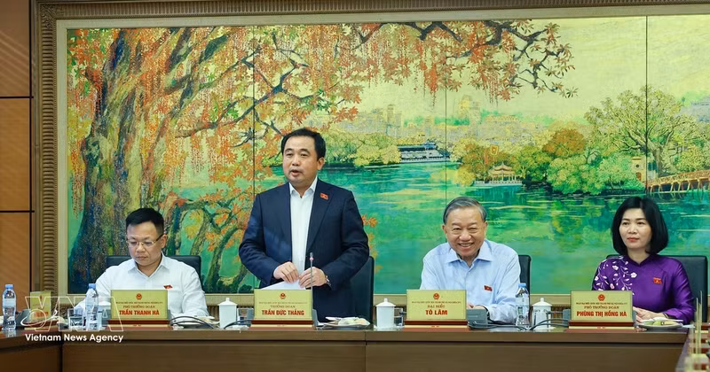 Le secrétaire général du Parti et président Tô Lâm (2e à partir de la droite) lors du débat en groupe sur le projet de loi sur la capitale (amendée) dans le cadre de la première session de l’Assemblée nationale de la 16e législature. Photo : VNA.