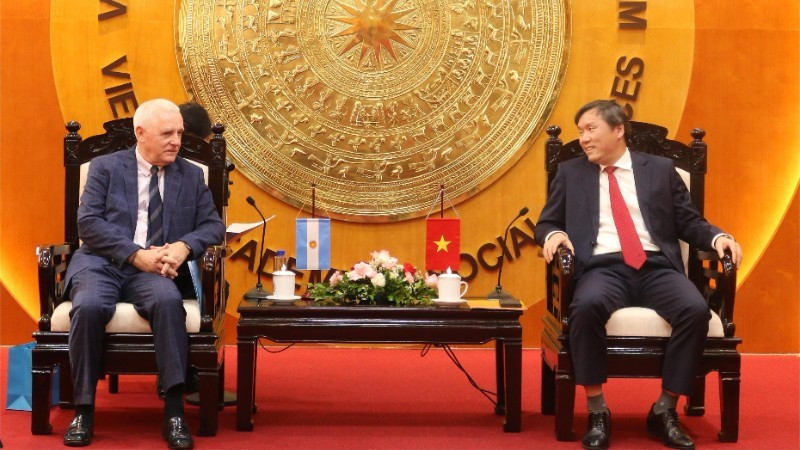 Le professeur, docteur Le Van Loi (à droite), président de l’Académie des sciences sociales du Vietnam, et l’ambassadeur Marcos Antonio Bednarski lors de l’entretien. Photo : VASS.