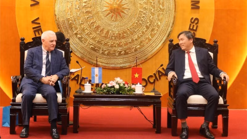 Le professeur, docteur Le Van Loi (à droite), président de l’Académie des sciences sociales du Vietnam, et l’ambassadeur Marcos Antonio Bednarski lors de l’entretien. Photo : VASS.