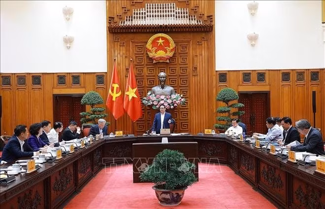 La réunion de la permanence du gouvernement pour discuter des principaux projets ferroviaires. Photo : VNA