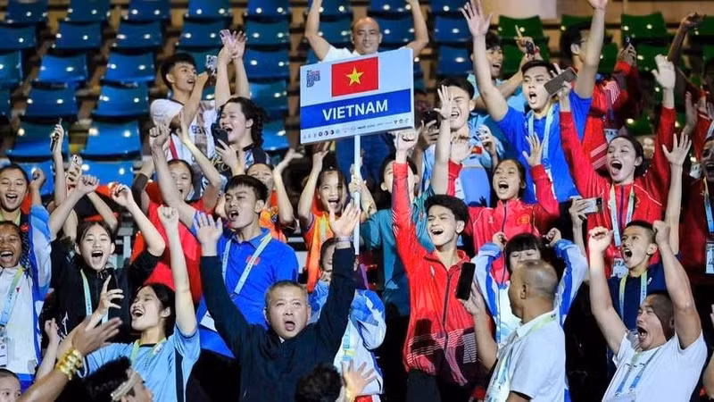 L’équipe nationale de kickboxing du Vietnam célèbre ses performances impressionnantes. Photo : nhandan.vn
