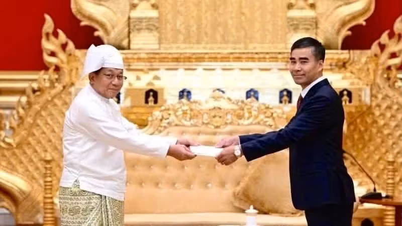 L'ambassadeur Nguyen Anh Duc présente ses lettres de créance au président du Myanmar, Min Aung Hlaing. (Photo : Ambassade du Vietnam au Myanmar)