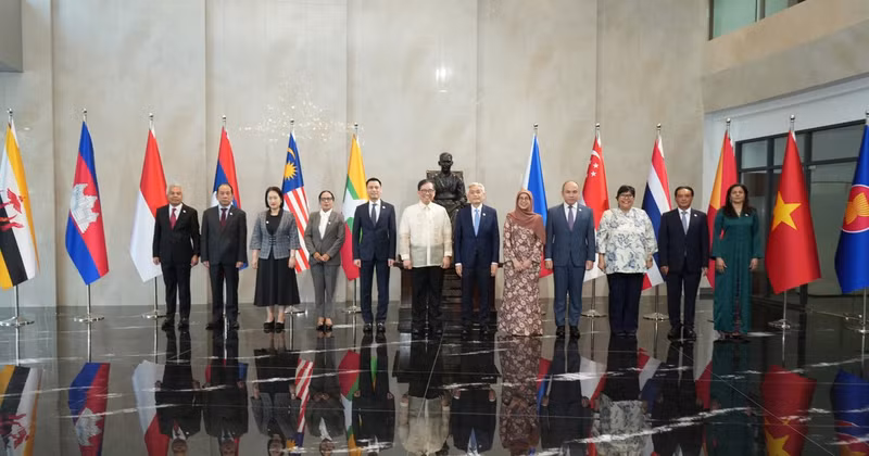 De hauts fonctionnaires de l’ASEAN posent pour une photo de groupe. Photo : ministère des Affaires étrangères