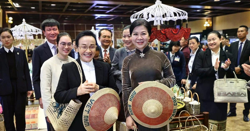 Mme Ngo Phuong Ly et Mme Naly Sisoulith ont pris part à une activité d’échange avec des artisans représentatifs de plusieurs villages de métiers traditionnels de la province de Ninh Binh. Photo: VNA