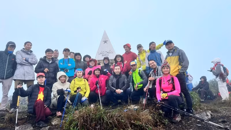 Le sommet appelé Lao Than, culminant à 2 860 mètres d’altitude, figure toujours parmi les destinations privilégiées des amateurs de trekking en quête d’aventure et de conquête. Photo: nhandan.vn