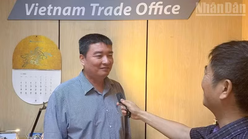 Le Huu Phuc, conseiller commercial du Service commercial de l’ambassade du Vietnam en Thaïlande, répond aux questions du correspondant permanent du journal Nhân Dân. en Thaïlande. (Photo : MINH THANG)
