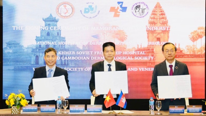 La signature d'un mémorandum de coopération en dermatologie entre les parties vietnamiennes et cambodgiennes. Photo: nhandan.vn