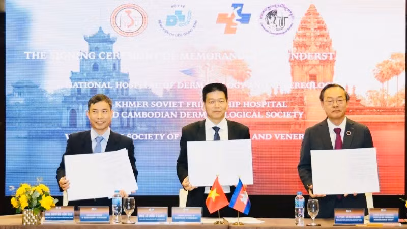 La signature d'un mémorandum de coopération en dermatologie entre les parties vietnamiennes et cambodgiennes. Photo: nhandan.vn