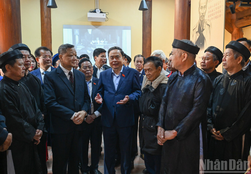 Le président de l’Assemblée nationale Tran Thanh Man avec le comité de gestion et les habitants au site commémoratif de l’ancien président permanent de l’Assemblée nationale Bui Bang Doan. Photo : nhandan.vn