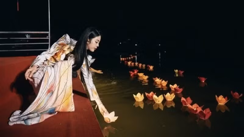 Des visiteurs participent au lâcher de lanternes flottantes sur la rivière Bang lors de l'événement ayant réuni 5.000 lanternes en avril 2026. (Photo : SON TUNG – Journal de Cao Bang)
