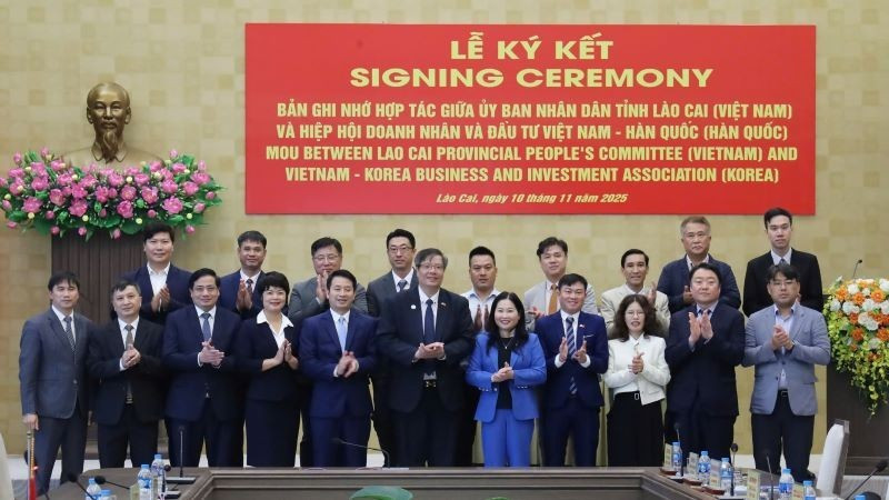 La délégation et ses partenaires sud-coréens posent pour une photo souvenir avec les dirigeants du Comité populaire provincial de Lao Cai. Photo : VKBIA.