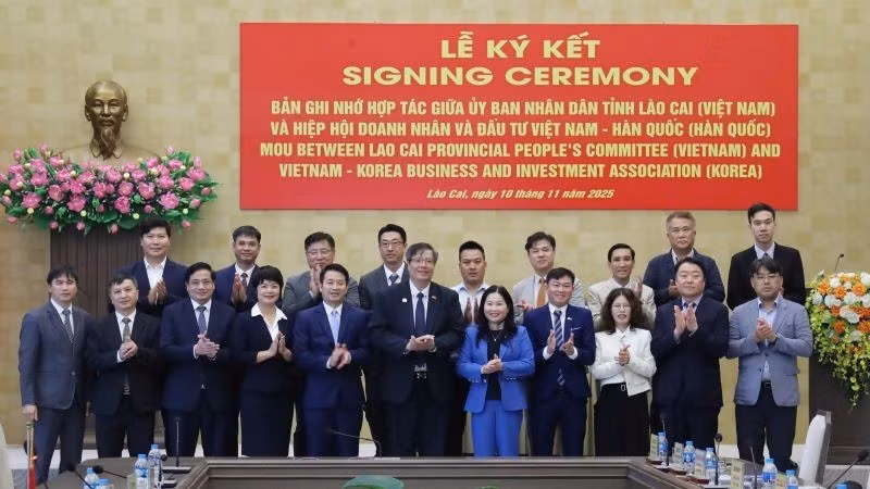 La délégation et ses partenaires sud-coréens posent pour une photo souvenir avec les dirigeants du Comité populaire provincial de Lao Cai. Photo : VKBIA.