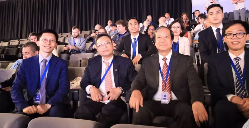 La délégation du Parti communiste vietnamien, conduite par Nguyên Kim Son, chef adjoint de la Commission centrale des politiques et stratégies. Photo : VOV. 