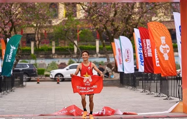 Tran Tu Phap célèbre sa victoire au Ha Giang Discovery Marathon 2026, le 5 avril, dans la province de Tuyen Quang. Photos : Race Jungle.