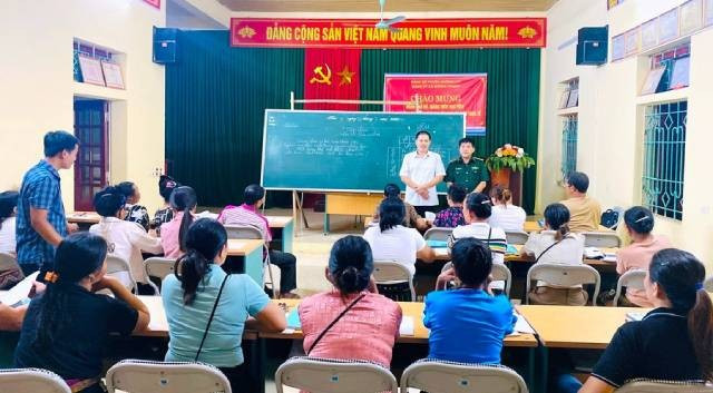 Les responsables du poste de gardes-frontières de Quang Chieu et du Comité populaire de la commune de Mường Chanh remettent des cadeaux aux apprenantes lors de la cérémonie de clôture du cours. Photo : giaoducthoidai.vn
