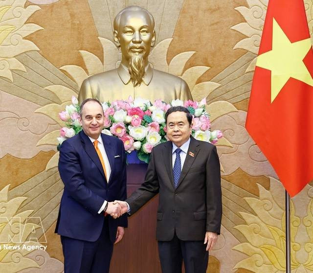 Le président de l’Assemblée nationale vietnamienne, Tran Thanh Man (à droite), et le premier vice-président du Parlement grec Ioannis Plakiotakis. Photo : VNA.