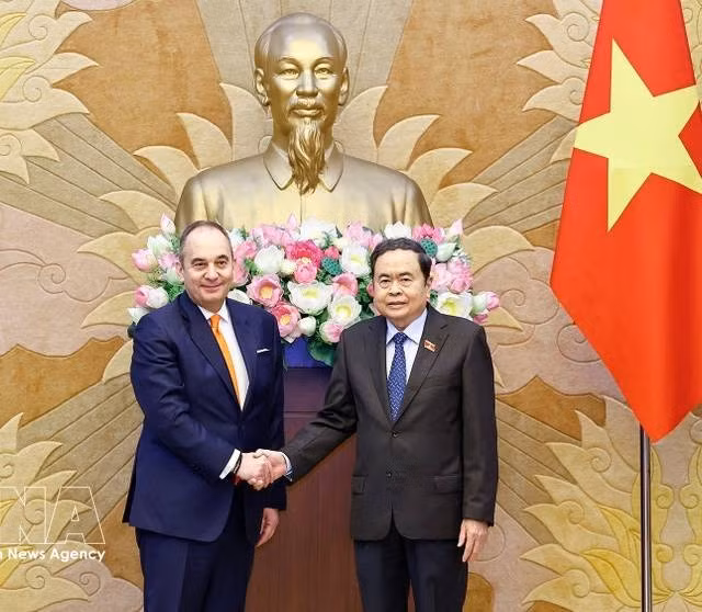 Le président de l’Assemblée nationale vietnamienne, Tran Thanh Man (à droite), et le premier vice-président du Parlement grec Ioannis Plakiotakis. Photo : VNA.