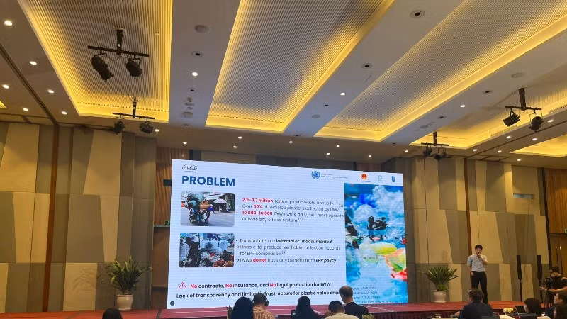 Un représentant d’un groupe d’auteurs présente le projet lors de la cérémonie de clôture. Photo: nhandan.vn