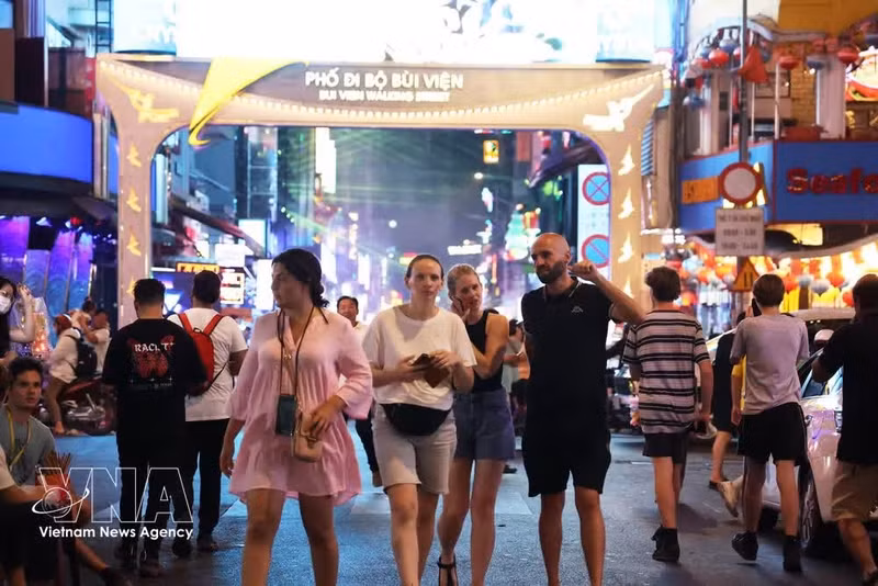 Touristes internationaux flânant dans la rue Bui Vien, quartier de Ben Thanh, à Ho Chi Minh-Ville. Photo : VNA