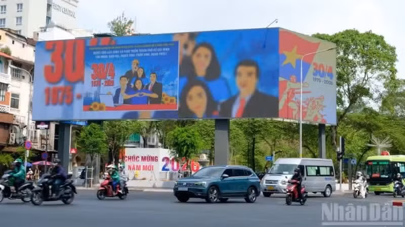 Ho Chi Minh-Ville se pare de drapeaux, de fleurs, de banderoles et de slogans pour célébrer le 51e anniversaire de la Libération du Sud et de la réunification du pays. Photo : nhandan.vn