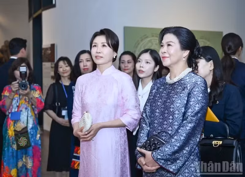 Les Premières dames du Vietnam et de la R. de Corée au Musée d’Ethnologie du Vietnam. Photo : nhandan.vn