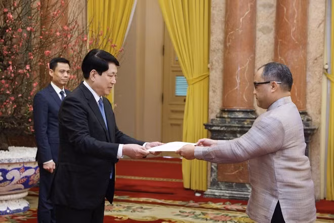 Le président de la République, Luong Cuong (droite), reçoit l'ambassadeur des Philippines au Vietnam, Francisco Noel R. Fernandez III. Photo: VNA