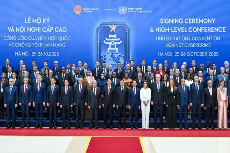 Le président de la République, Luong Cuong, le secrétaire général des Nations unies ainsi que des dirigeants et représentants de plusieurs pays participent à la cérémonie d’ouverture à la signature de la Convention des Nations unies sur la lutte contre la cybercriminalité. Photo : nhandan.vn