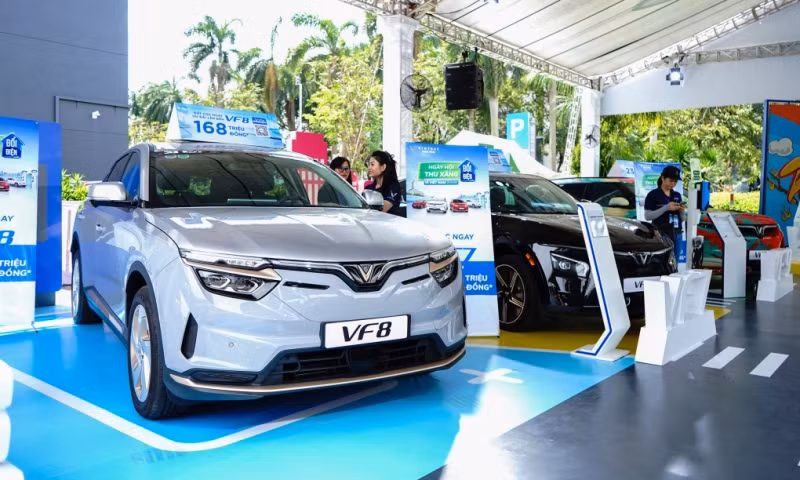 Des voitures VinFast exposées lors d’un événement d’essai de conduite destiné aux clients à Hô Chi Minh-Ville. Photo : vnexpress.net