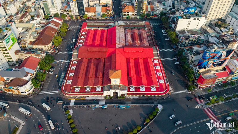 Le marché de Ben Thanh sera entièrement repeint à l’extérieur, tout en conservant les lignes architecturales et les motifs caractéristiques de l’édifice. Photo: vietnamnet.vn