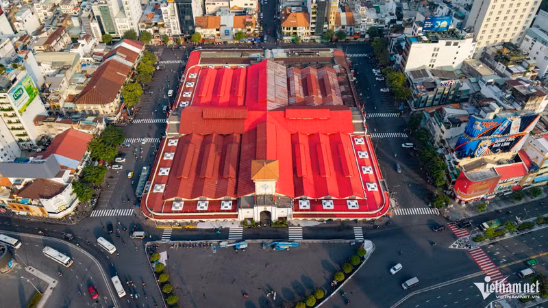 Le marché de Ben Thanh sera entièrement repeint à l’extérieur, tout en conservant les lignes architecturales et les motifs caractéristiques de l’édifice. Photo: vietnamnet.vn
