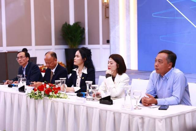 Un représentant du comité d’organisation échange sur le Forum de l’économie privée du Vietnam 2025. Photo : baodautu.vn