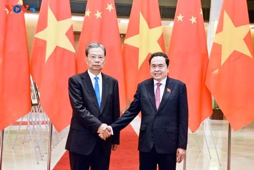 Le président de l’Assemblée nationale du Vietnam, Tran Thanh Man (à droite) et Zhao Leji, président de l’Assemblée populaire nationale de Chine. Photo : VOV.